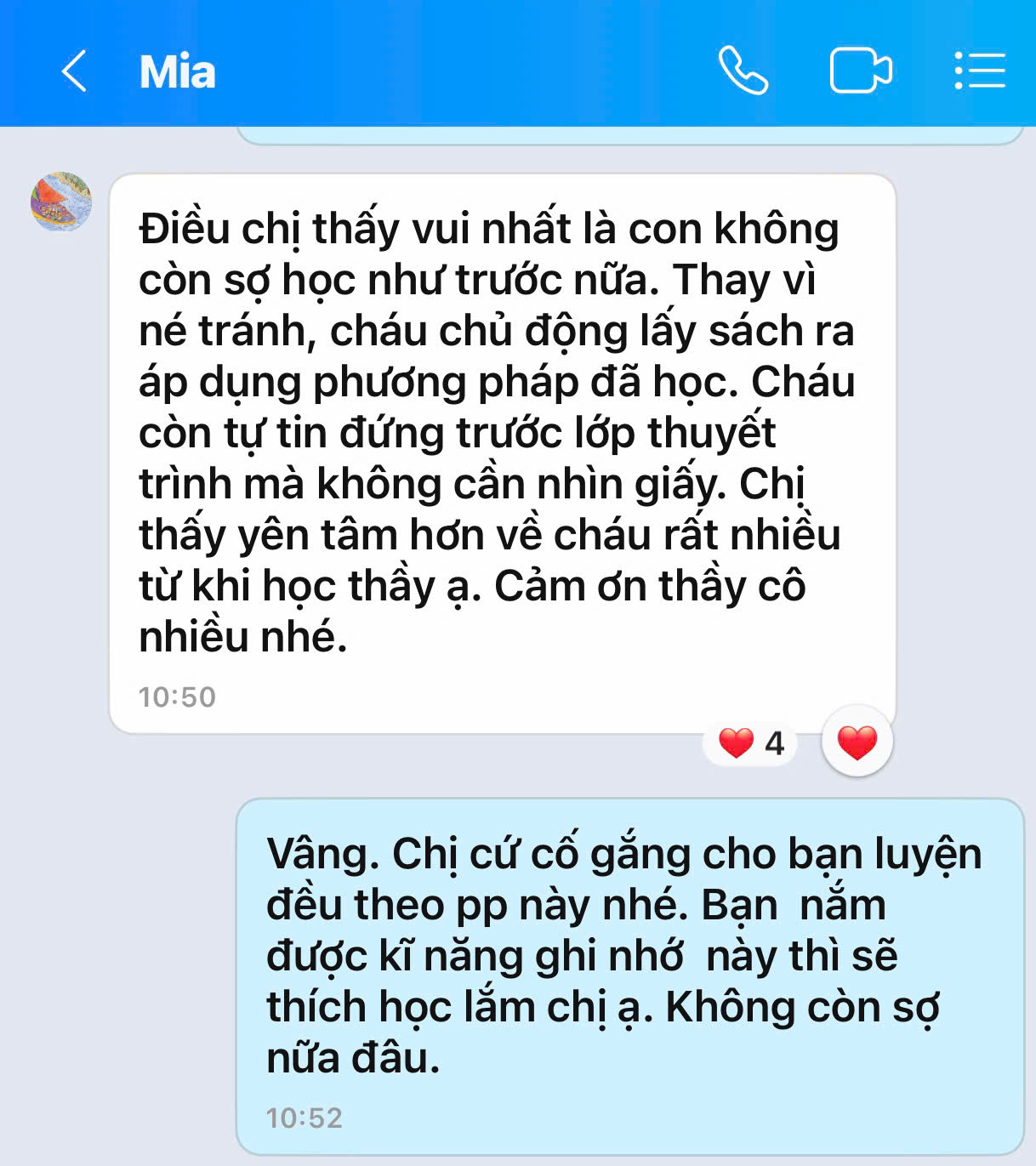 Phụ huynh chia sẻ con chủ động lấy sách và tự tin thuyết trình.